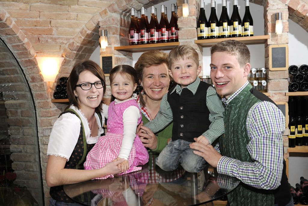 Weingut Schwarzl Bed & Breakfast ราทช์ อัน ดาร์ ไวน์ชตรัดเซอ ภายนอก รูปภาพ