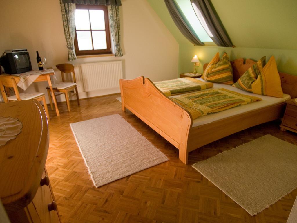 Weingut Schwarzl Bed & Breakfast ราทช์ อัน ดาร์ ไวน์ชตรัดเซอ ห้อง รูปภาพ