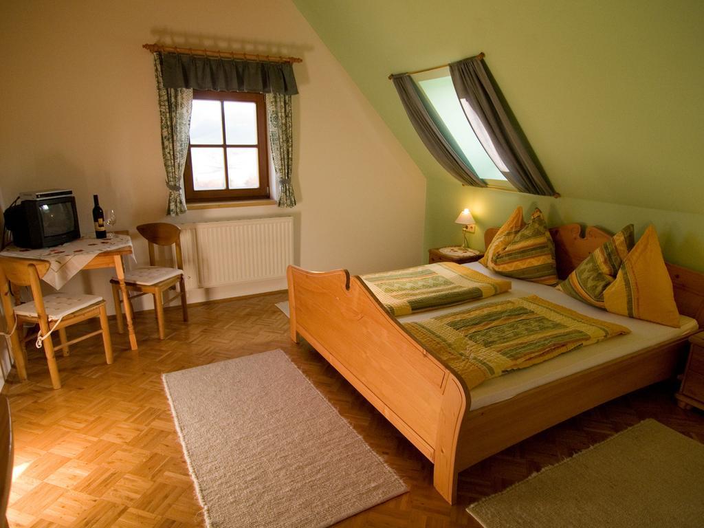 Weingut Schwarzl Bed & Breakfast ราทช์ อัน ดาร์ ไวน์ชตรัดเซอ ห้อง รูปภาพ